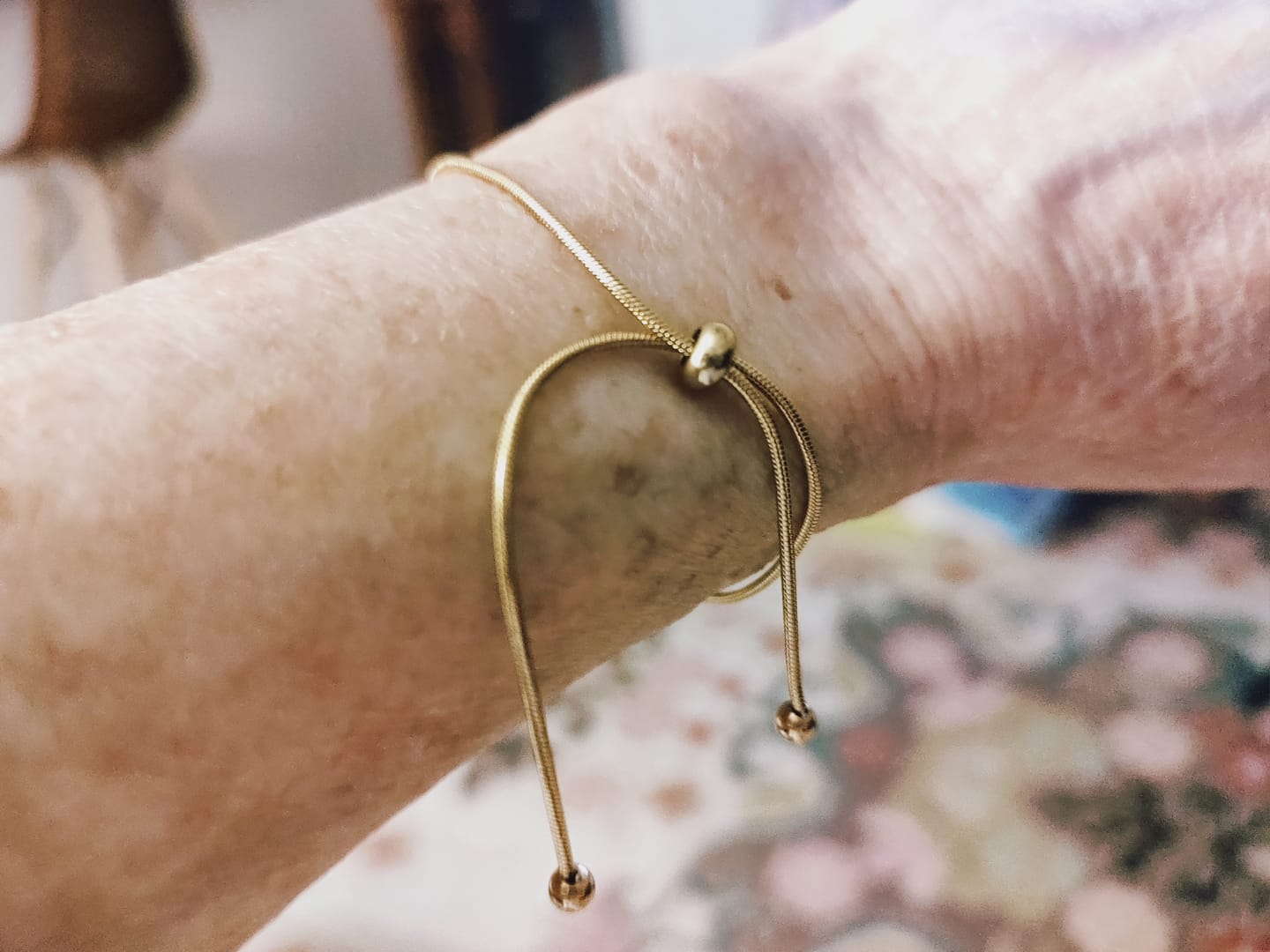 Customer photo review of Pulseira Ajustável Fina Banhada em Ouro 18K
