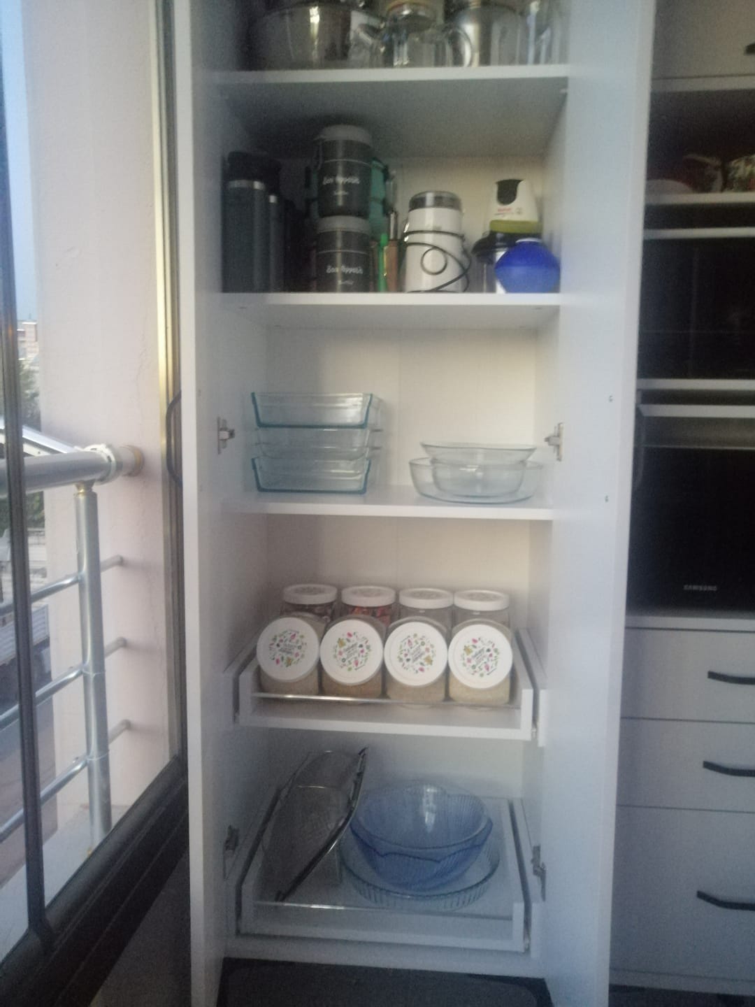 Customer photo review of Rani JE142 Çok Amaçlı Dolap 3 Kapaklı 3 Çekmeceli Kiler Mutfak Dolabı Beyaz