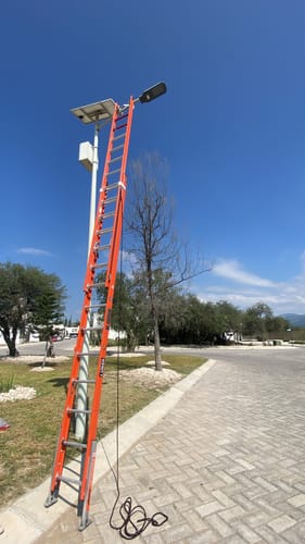 Customer photo review of Escalera de Extensión 28' Lunar ANSI Type IAA - 375 lb Fibra de Vidrio Little Giant 15628