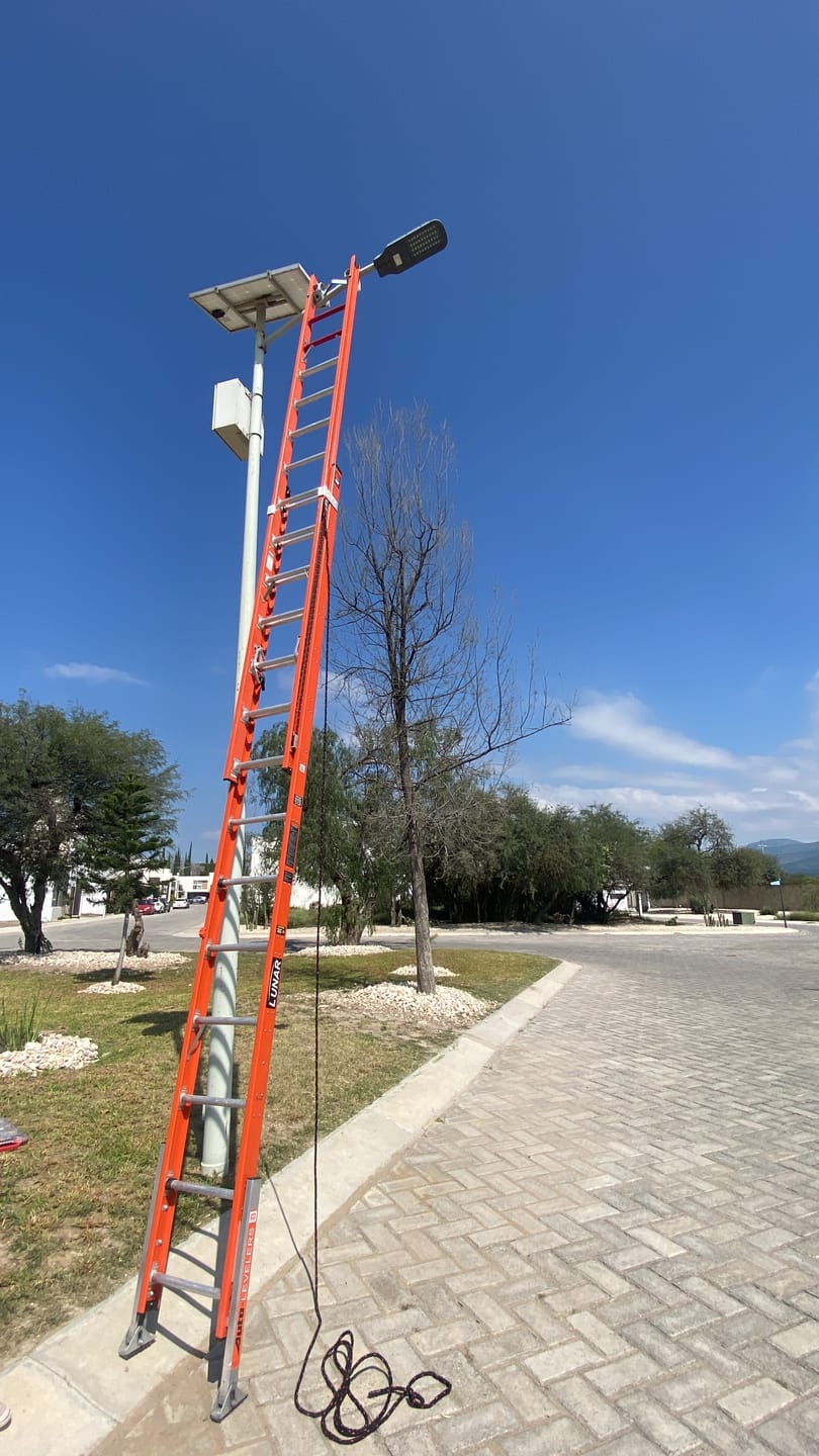 Customer photo review of Escalera de Extensión 28' Lunar ANSI Type IAA - 375 lb Fibra de Vidrio Little Giant 15628
