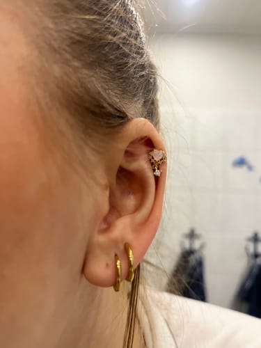 Customer photo review of Rose Opal Ohr Piercing 18K Vergoldet