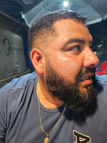 Customer photo review of Aceite y Shampoo Para Barba + Eau De Parfum · Paquete De 3 Piezas