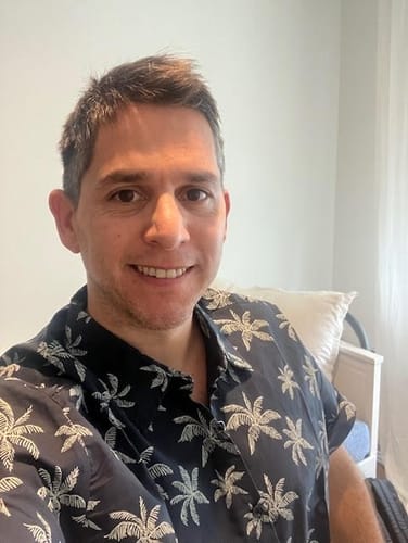 Customer photo review of Chemise hawaïenne boutonnée à manches courtes en coton imprimé palmier bleu marine pour homme