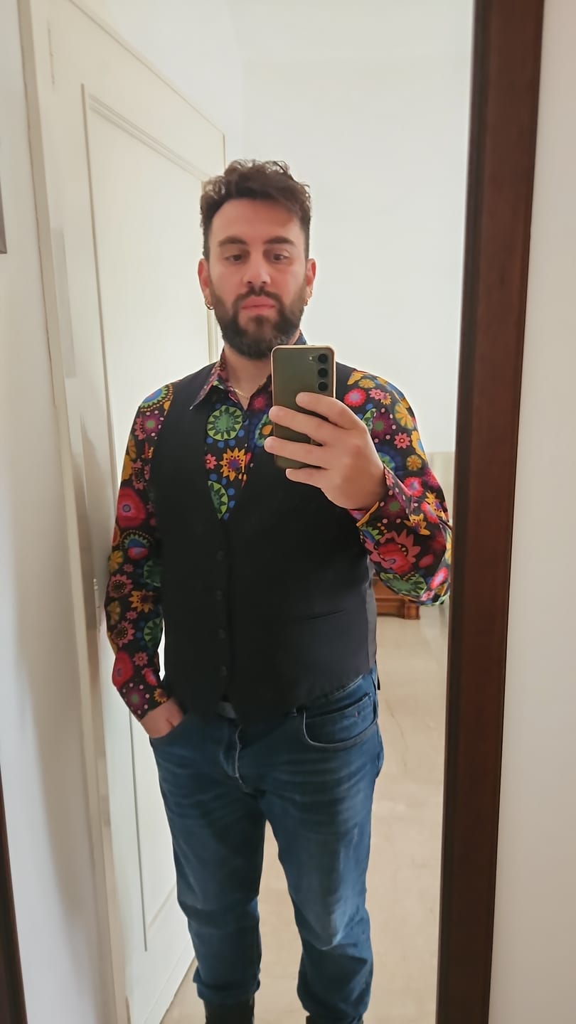Customer photo review of Chemise boutonnée à manches longues en coton à fleurs colorées pour hommes