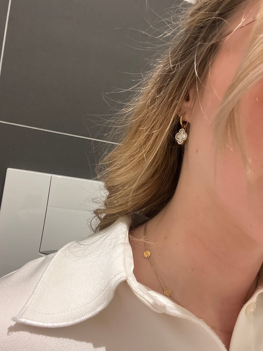 Customer photo review of Pave Perlmutt Lucky Leaf Ohrringe 14K Vergoldet