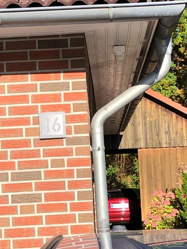 Customer photo review of Edelstahl-Hausnummer mit 3D Effekt, Rückwand pulverbeschichtet in DB703, Frontblende in Edelstahl