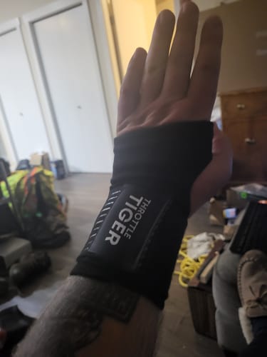 Customer photo review of Driving Wrist Support – Drive Without Wrist Pain