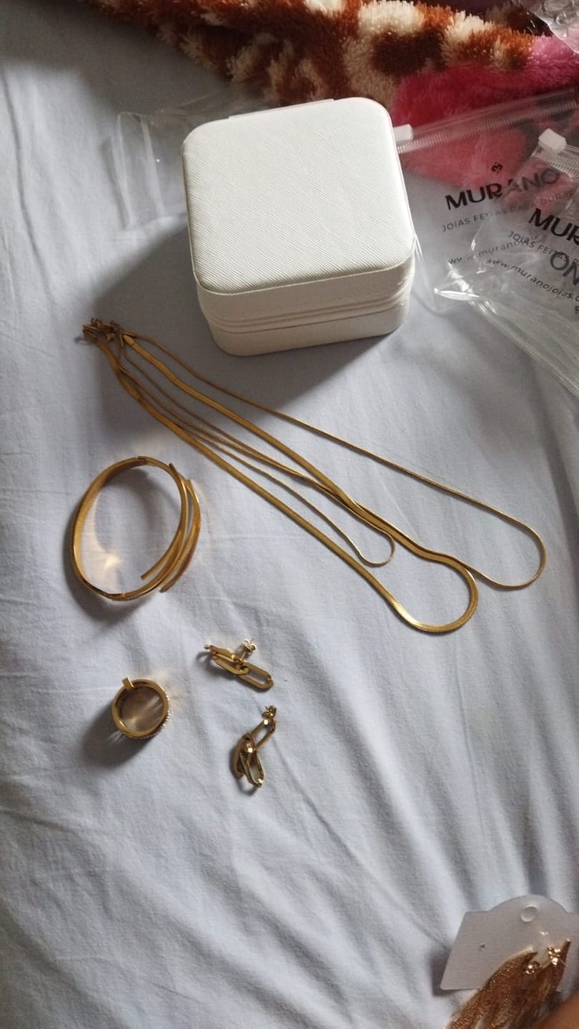 Customer photo review of Brincos Pendentes Elo Banhado em Ouro 18k