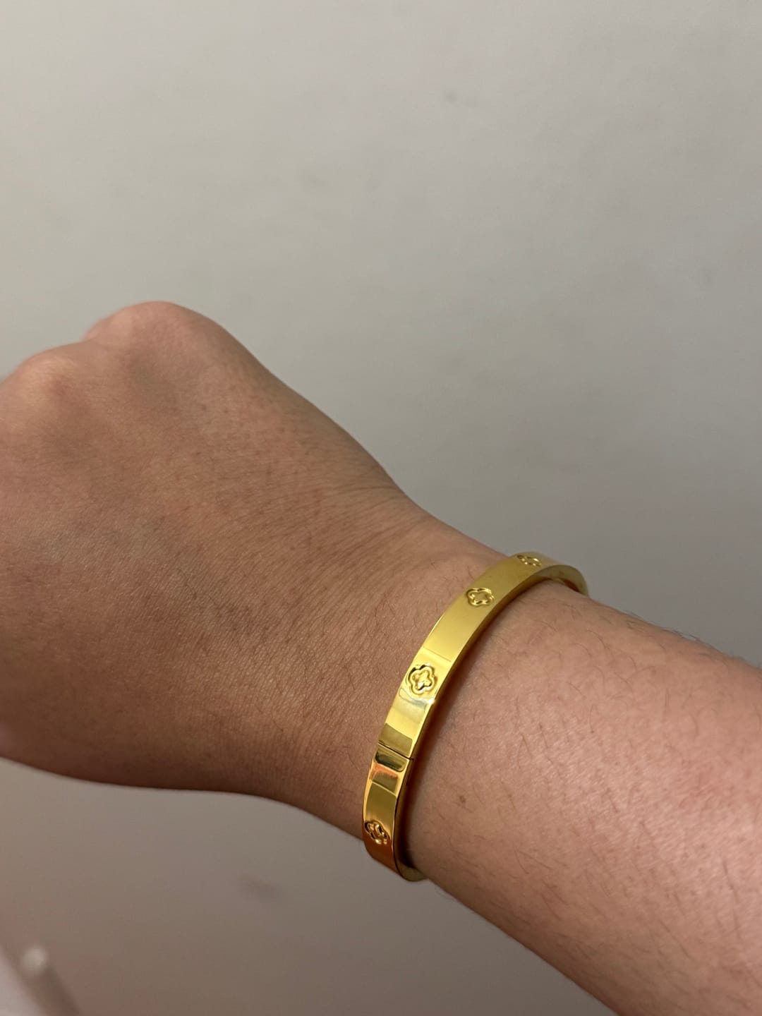 Customer photo review of Shine Clover Armreif | 18K vergoldet