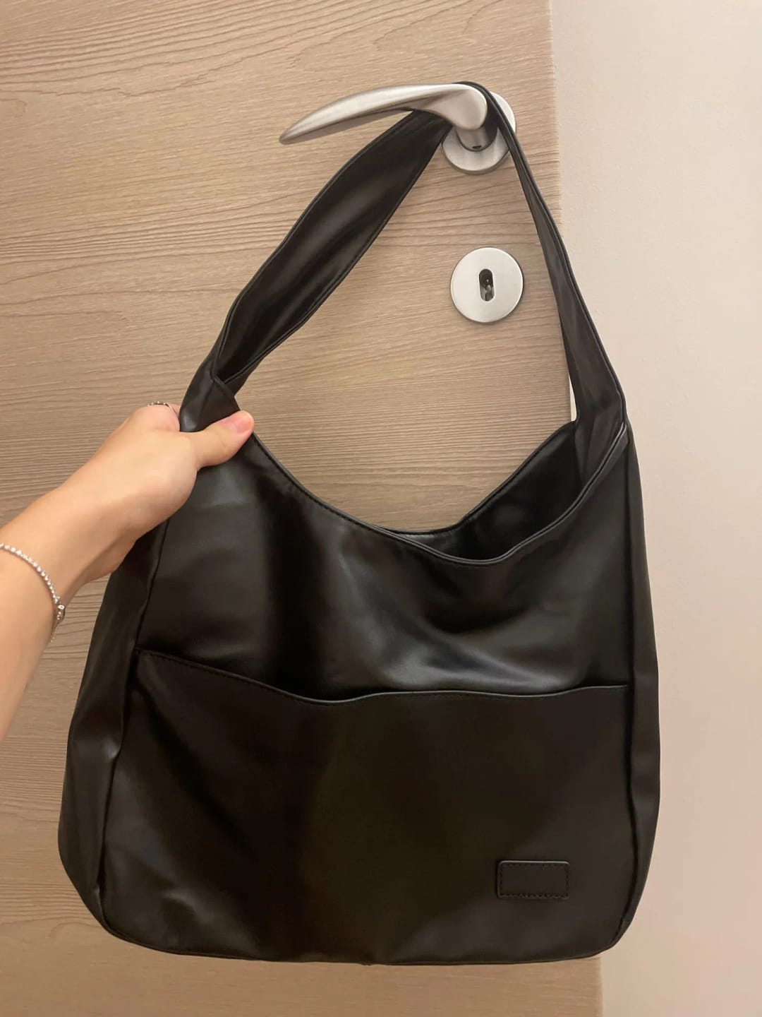 Customer photo review of MEYA - Grand Sac à Main Tendance en Cuir Noir