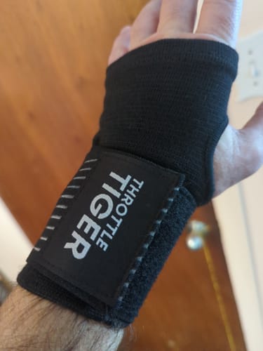 Customer photo review of Driving Wrist Support – Drive Without Wrist Pain