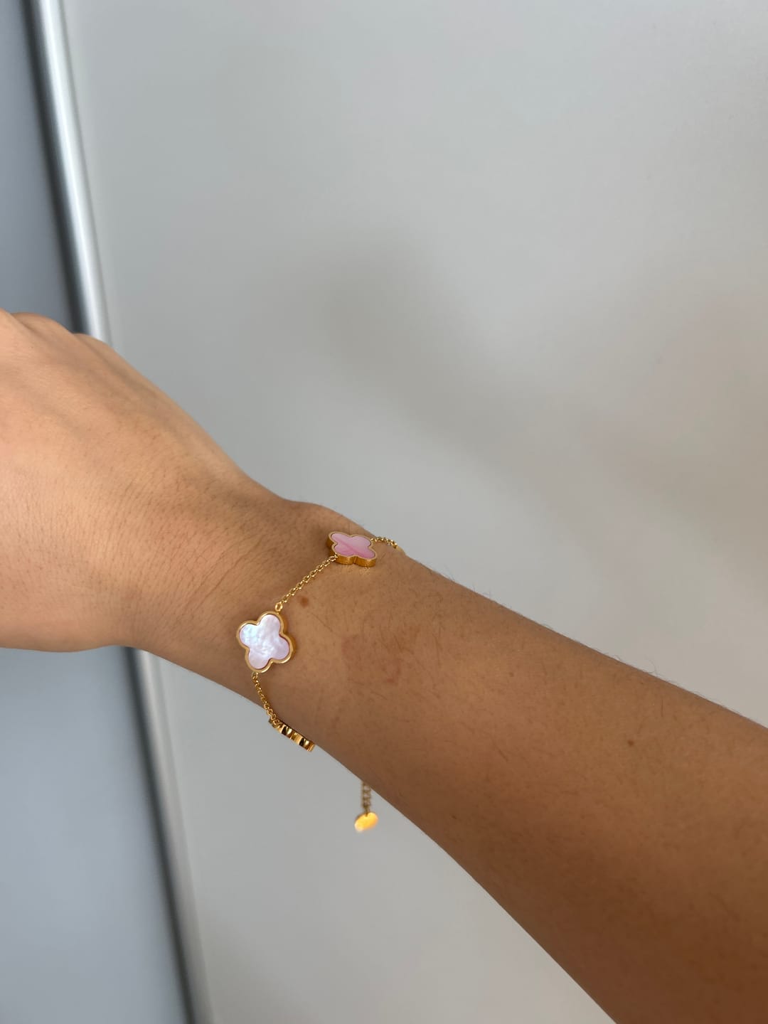 Customer photo review of Rosa Perlmutt Clover Armband | 18K vergoldet