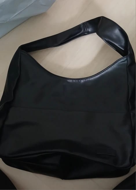 Customer photo review of MEYA - Grand Sac à Main Tendance en Cuir Noir