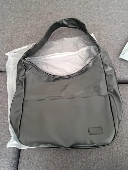 Customer photo review of MEYA - Grand Sac à Main Tendance en Cuir Noir