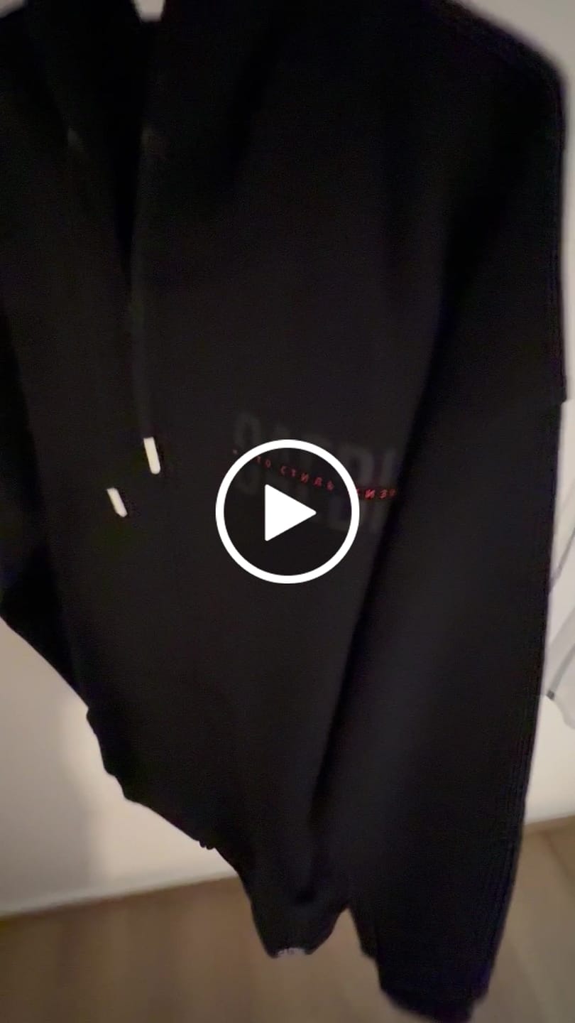 Customer video review of Это стиль жизни - All Black Herren Zip Hoodie mit rotem Akzent by SAEBIS®