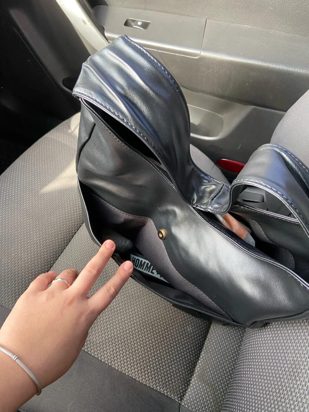 Customer photo review of MEYA - Grand Sac à Main Tendance en Cuir Noir