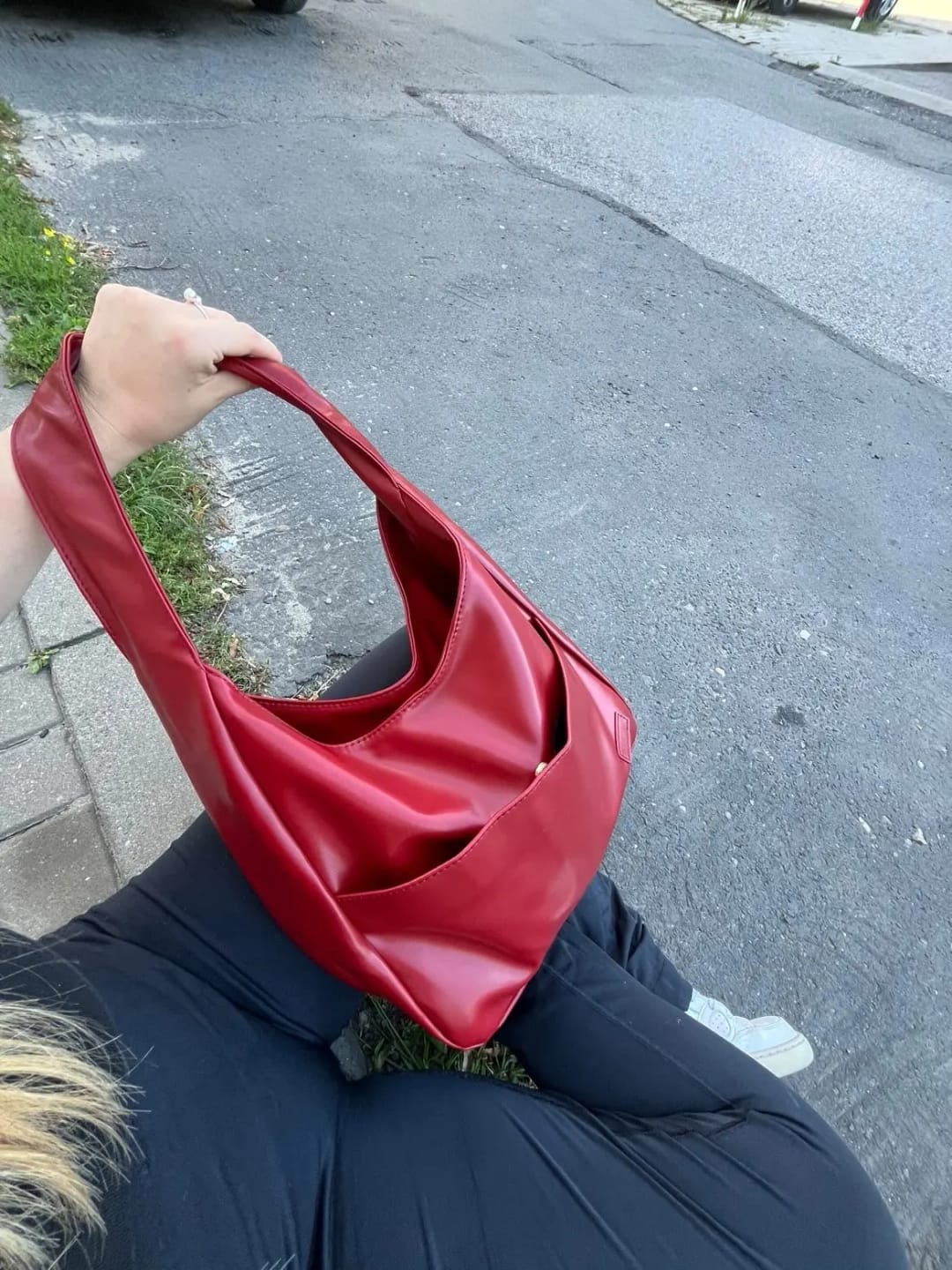 Customer photo review of MEYA - Grand Sac à Main Tendance en Cuir Noir