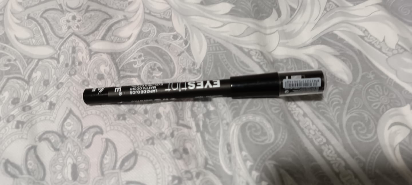 Customer photo review of Crayon à Lèvres & Yeux Noir - Longue Tenue