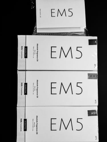 Customer photo review of EM5™ Profondo | Perfume Oil Roll On (Attar) 90% Concentrate Non-Alcoholic for Men and Women, Strong and Long Lasting | Aromatic Marine Citrus | 10ml Roll-On Easy to Carry and Travel Friendly
