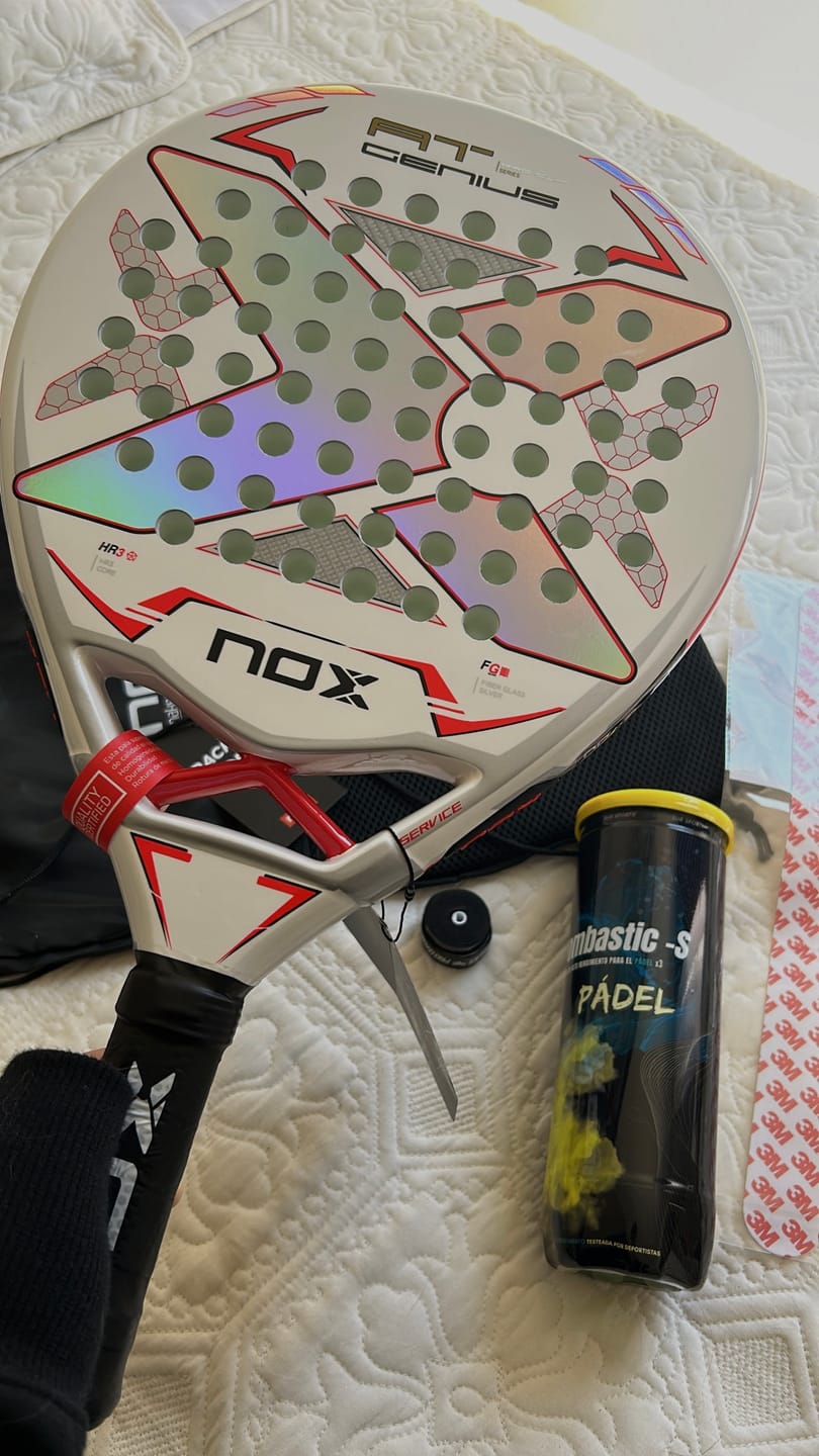 Customer photo review of Pala Padel Nox AT10 Pro Cup Coorp (360-375gr) 2024+Tarro de pelotas +Overgrip +Protector +Funda