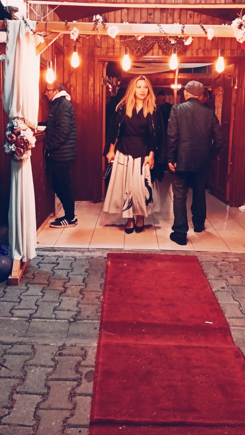 Customer photo review of JULIA DİK YAKA GÖMLEK SİYAH