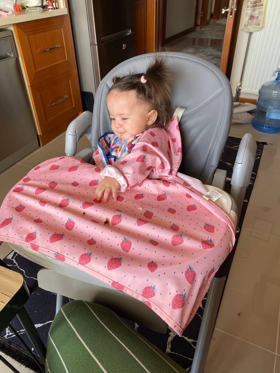 Customer photo review of Sıvı Geçirmez Çilek Desenli Etkinlik ve BLW Mama Önlüğü ve Kesesi
