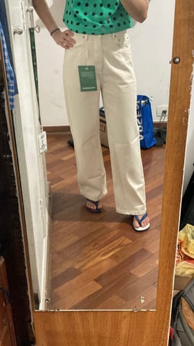 Clara A. review of Calça Jeans Reta Araçá Bege image 1 out of 2