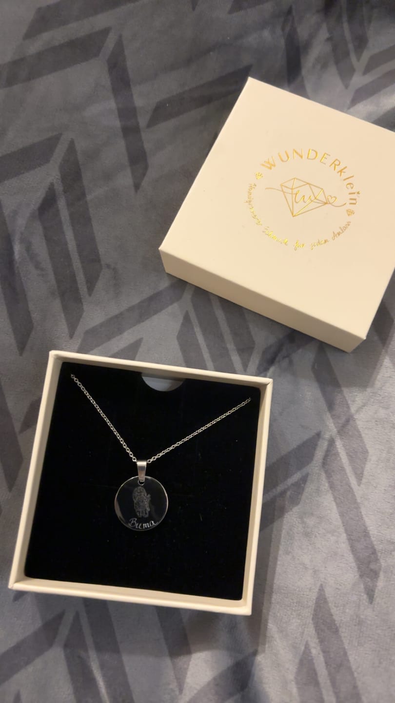 Customer photo review of Halskette mit Tierportrait und Gravur