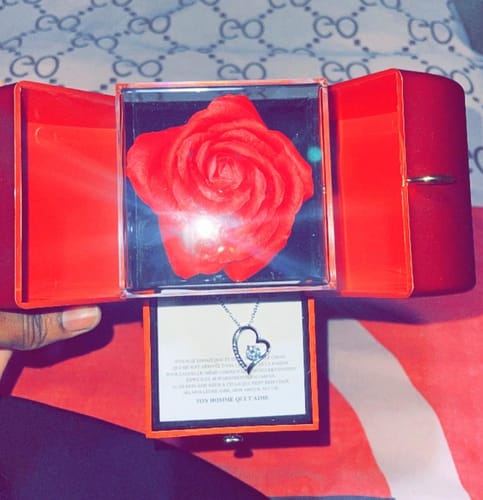 Customer photo review of Coffret Rose Éternelle & son Collier d'Amour - À la femme de ma vie - N'oublie jamais...