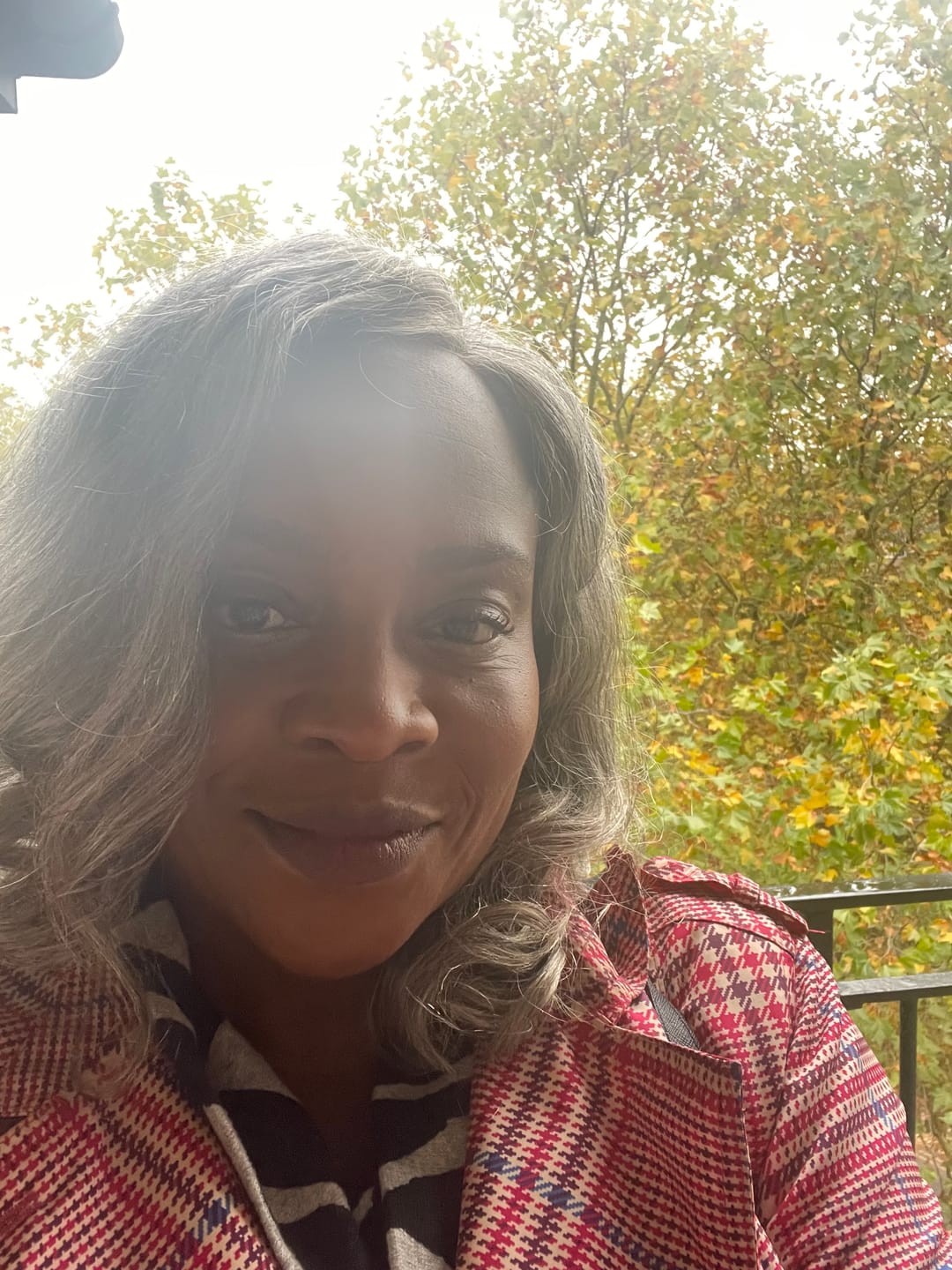 Customer photo review of Luvwin 5x5 Salt & Pepper Body Wave Glueless Bob Wig 100% Human Hair