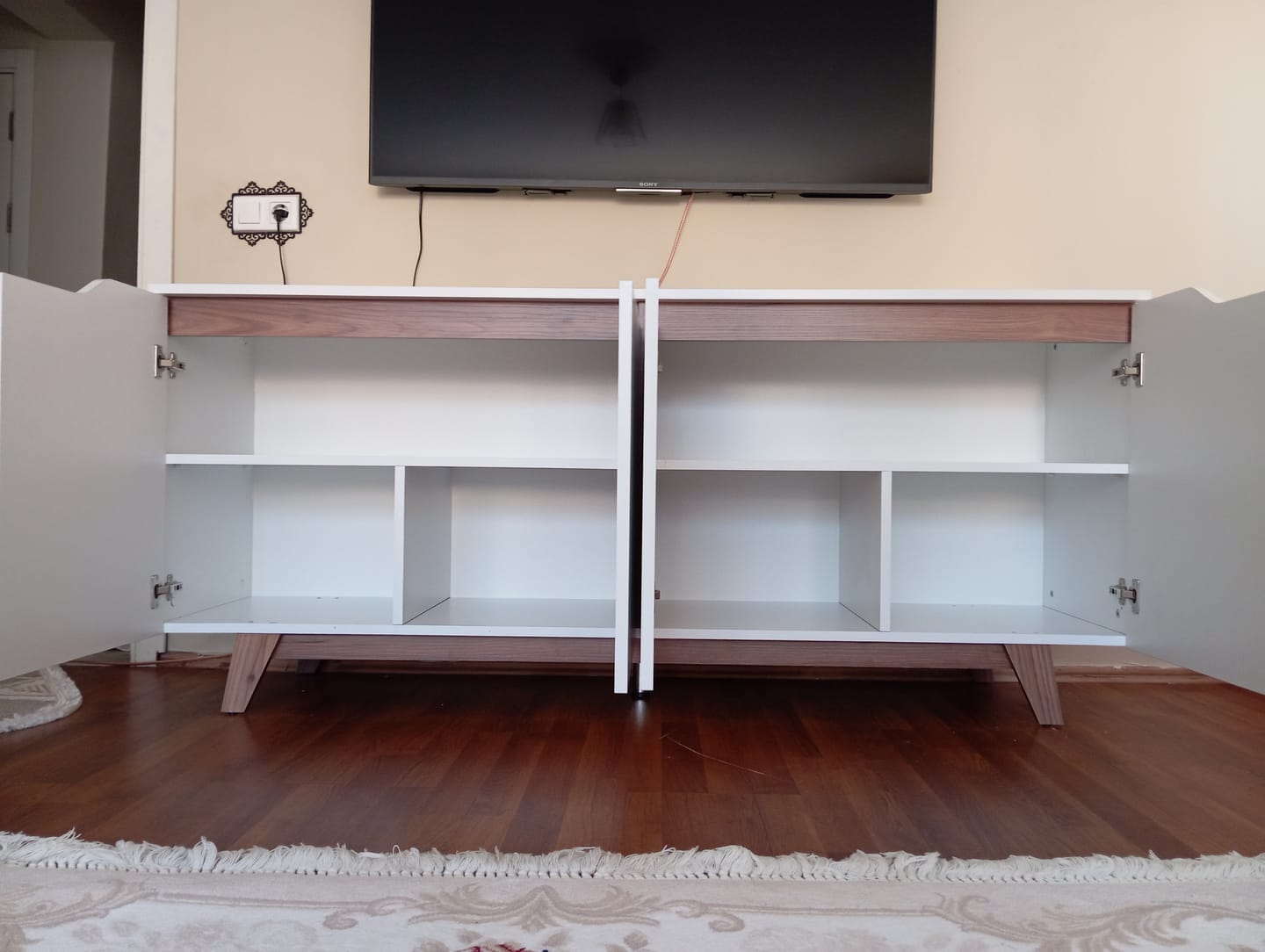 Customer photo review of Rani GD102 Modern Ayaklı Konsol Beyaz - Minyatür Ceviz