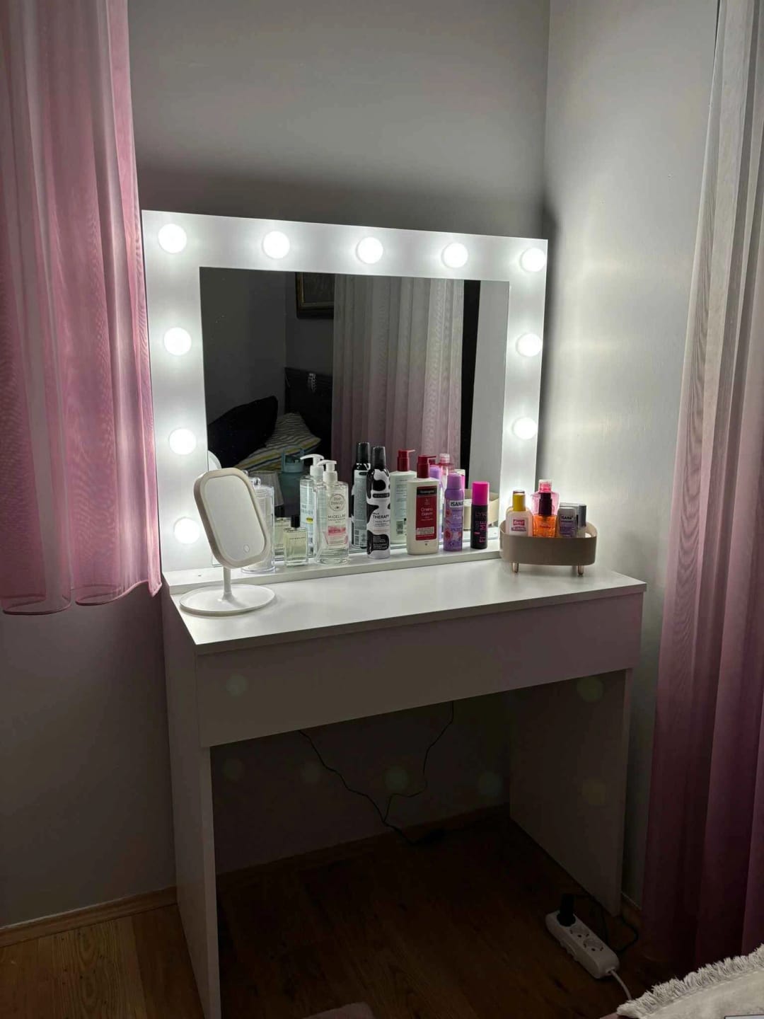 Customer photo review of Rani BJ120 Hollywood Işıklı Aynalı Kulis Makyaj Masası Takı Düzenleyici Beyaz