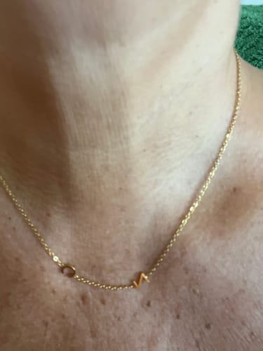 Customer photo review of Personalizovaný náhrdelník s bočnými iniciálami