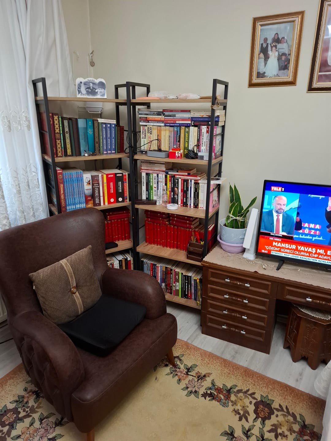 Customer photo review of Rani HC107 Metal 14 Raflı Geniş Kitaplık Ofis Çalışma Odası Çocuk  Odası Sepet Ceviz