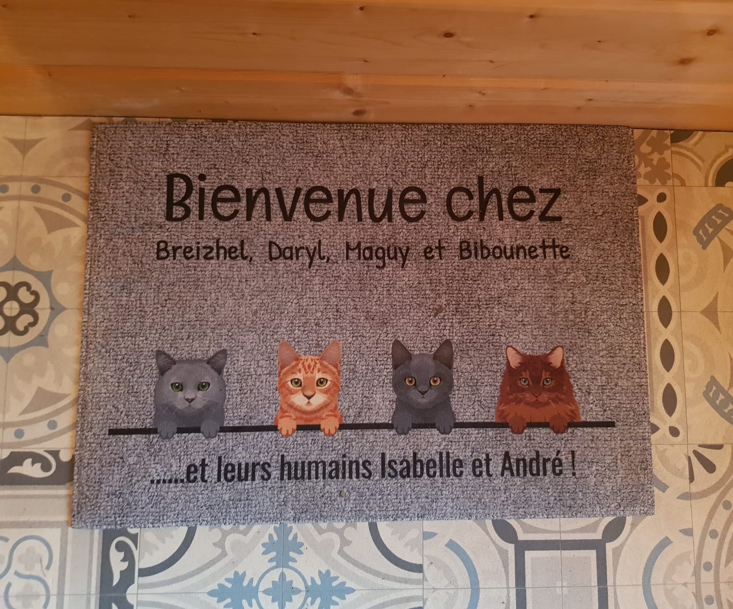 Customer photo review of Tous mes amis à poils - Paillasson personnalisé