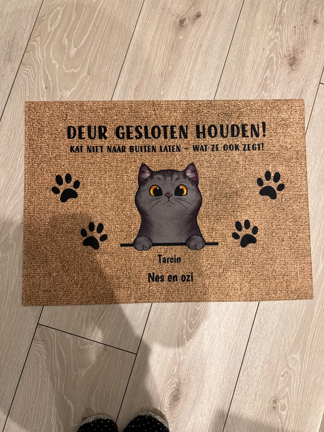 Customer photo review of Welkom bij nieuwsgierige katten - Gepersonaliseerde deurmat