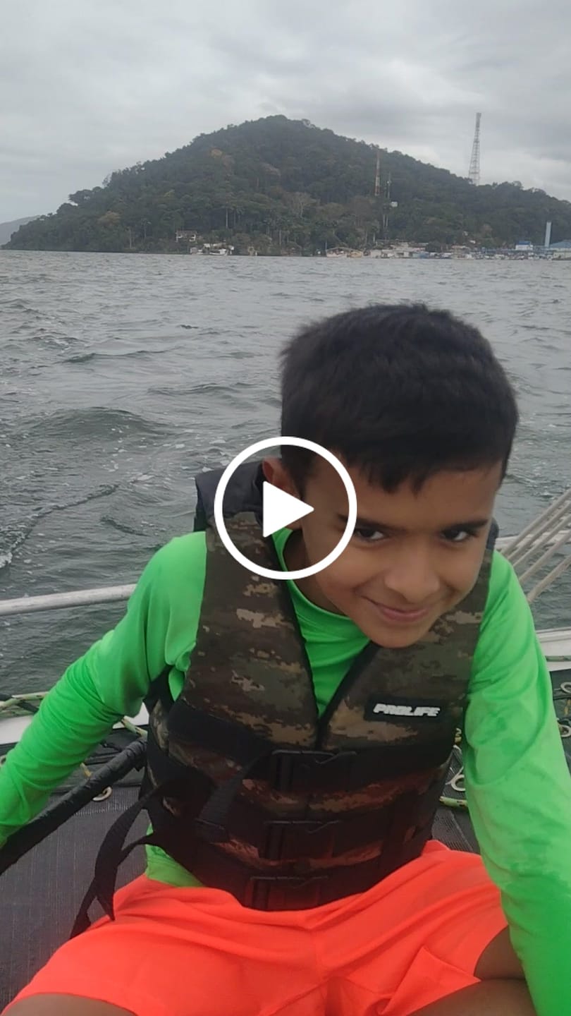 Customer video review of Colete Flutuador Simetria Infantil