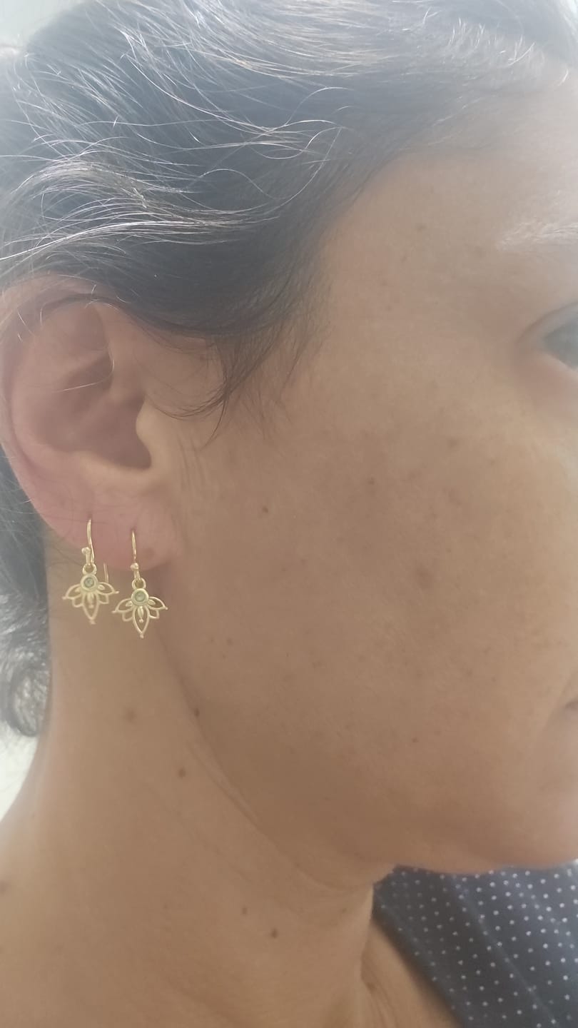 Customer photo review of עגילים נתלים לוטוס ואבני חן מוזהבים
