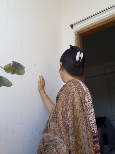 Customer photo review of Pashtush Women's Jamawar Reversible Shawl, coffee and beige
