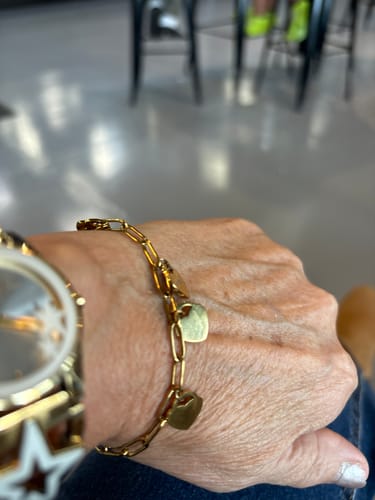 Customer photo review of Bracelet avec pendentifs cœur personnalisés
