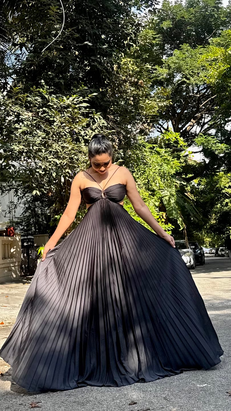 Customer photo review of Hay Luxe Pleated Flowy Maxi Dress