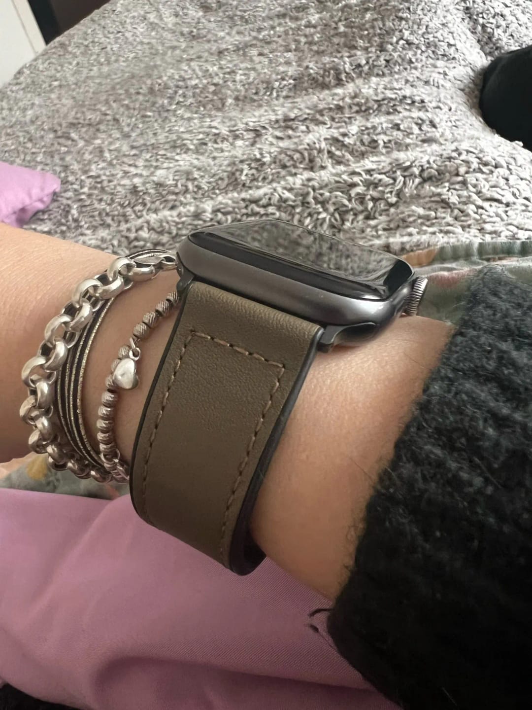 Customer photo review of Apple Watch Genuine Leather Band - Stylish Magnetic Strap