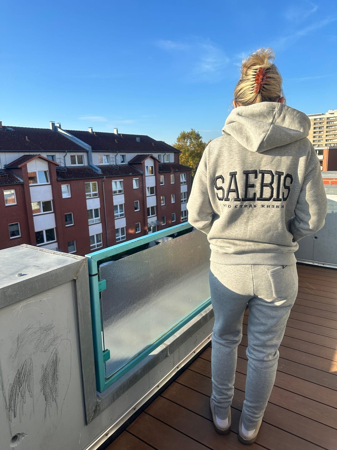 Customer photo review of Lifestyle Damen Oversized Zip Hoodie grau mit Stickerei by SAEBIS®