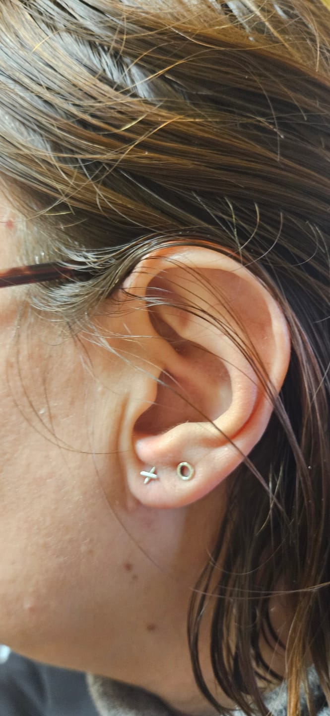 Customer photo review of Pendientes Mini XoXo