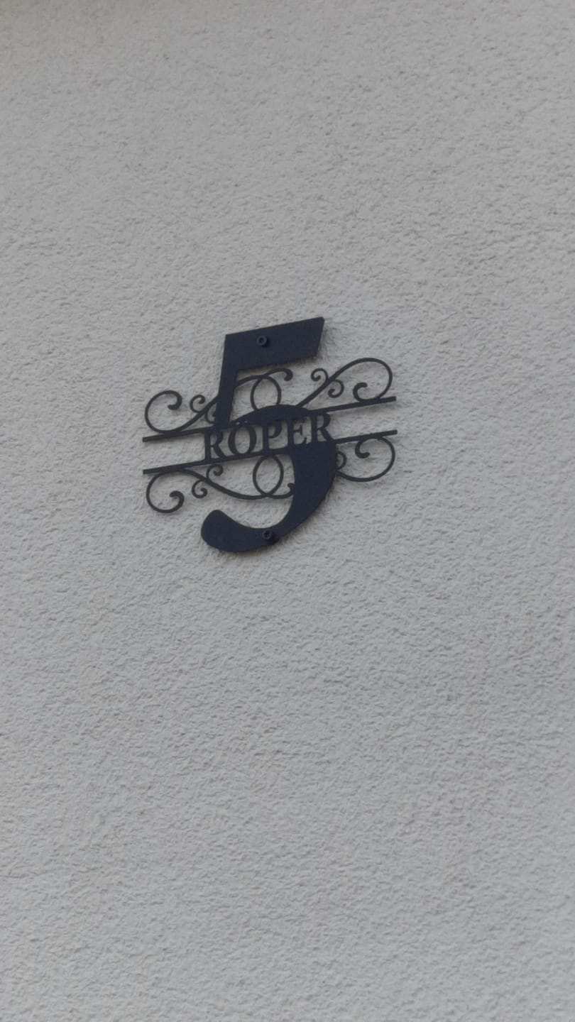 Customer photo review of Hausnummer-Türschild Ornamental Style mit Familiennamen (personalisierbar)
