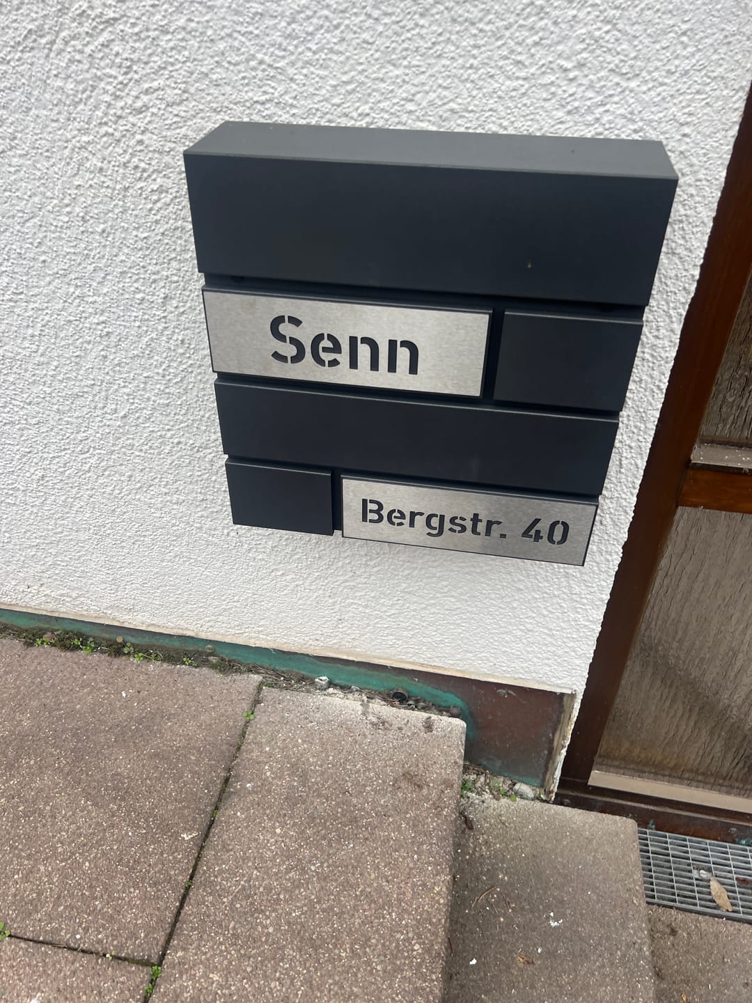 Customer photo review of AlbersDesign Briefkasten B4 Eisenglimmer (DB703) personalisiert mit Edelstahl-Schildern