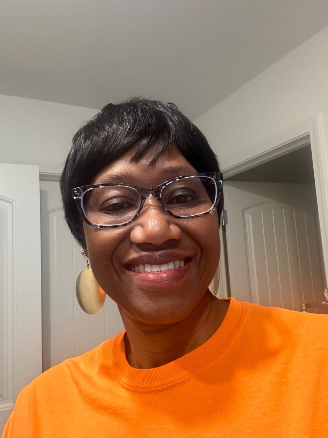 Customer photo review of Luvwin Classic Pixie Cut Style Wig With Layered Bangs For Black Women