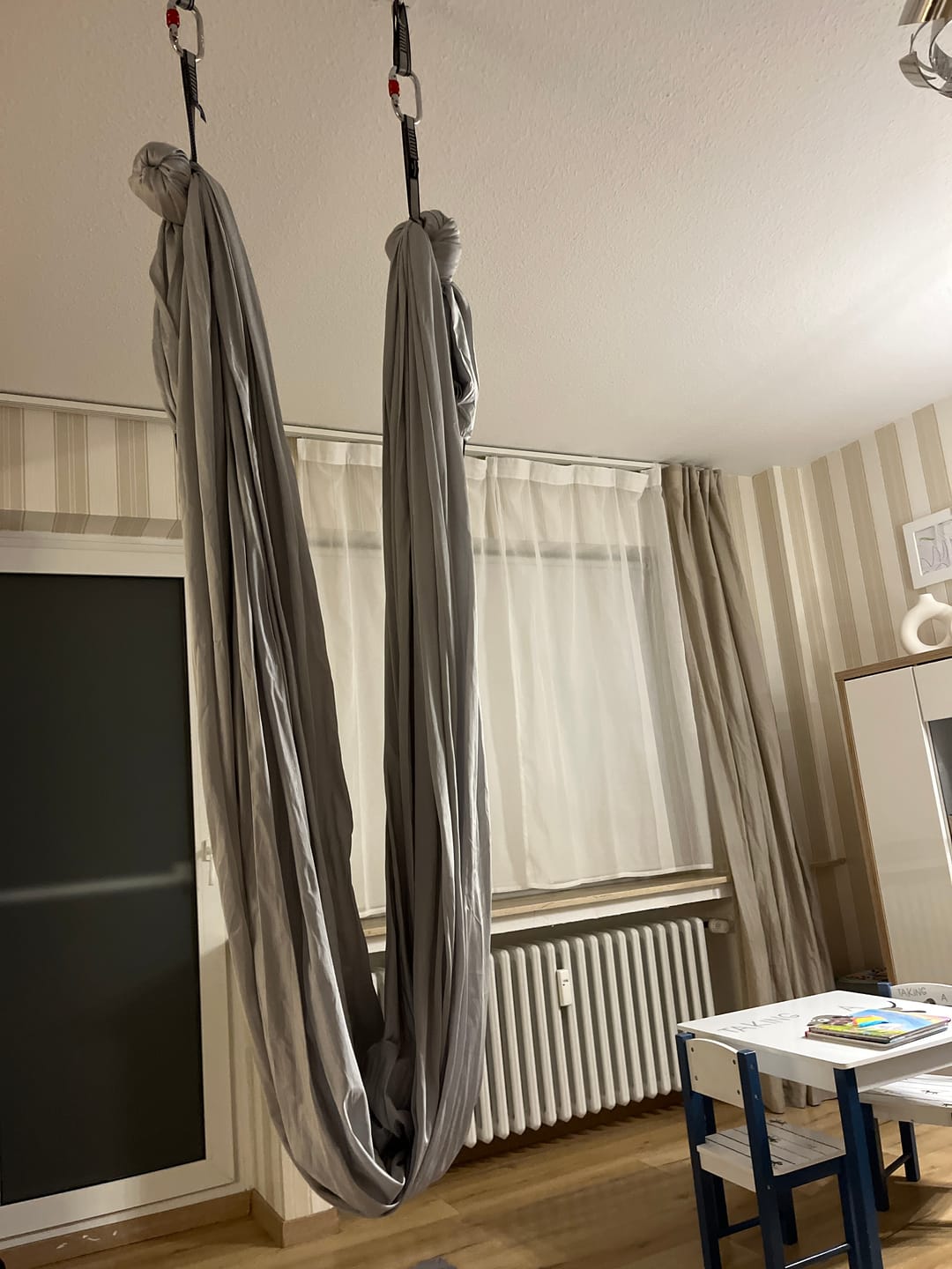 Customer photo review of Aerial Yoga Hängematte (Komplettset) - Farbe Silbergrau