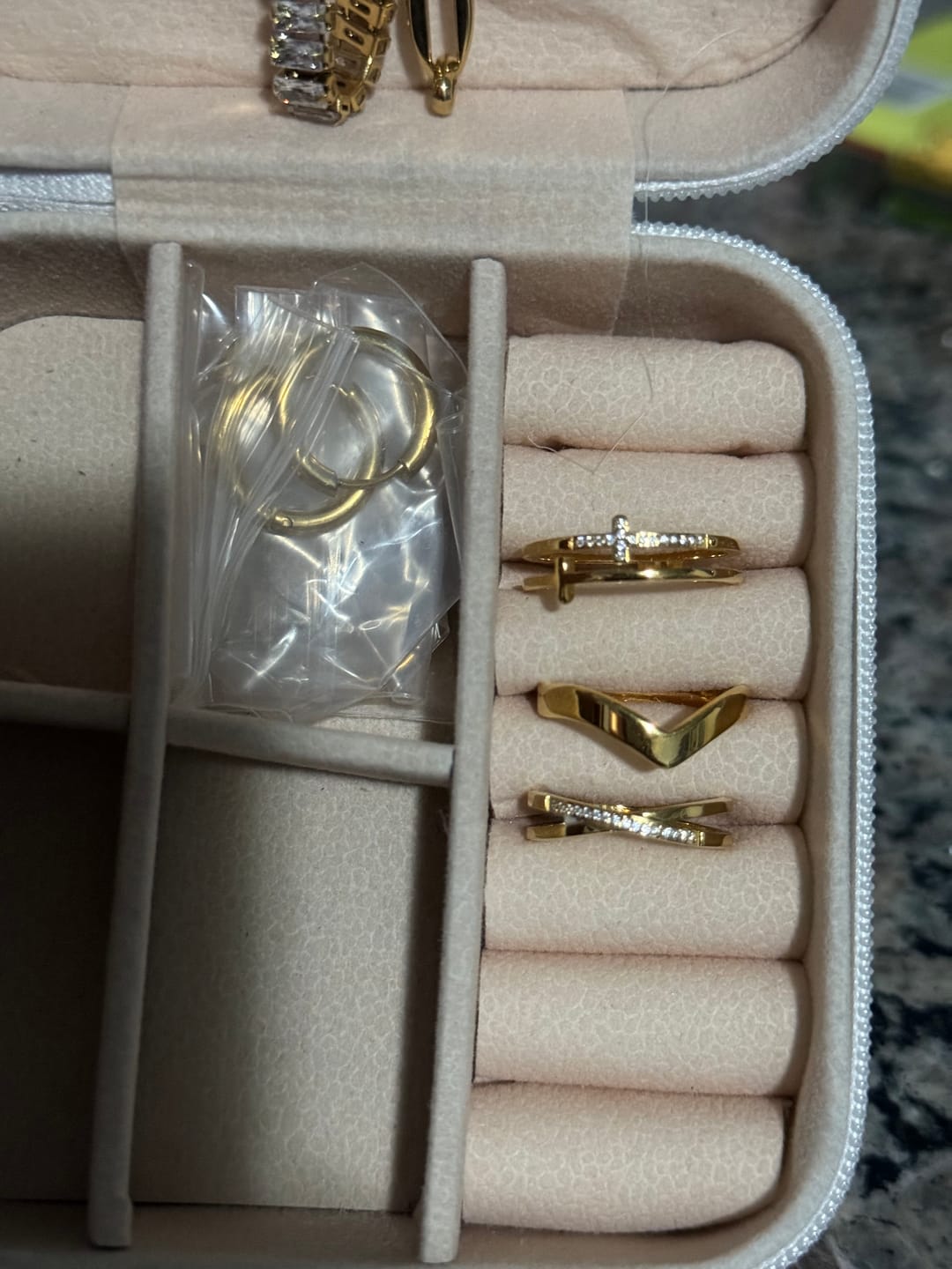 Customer photo review of Anel Cruz Banhado em Ouro 18k