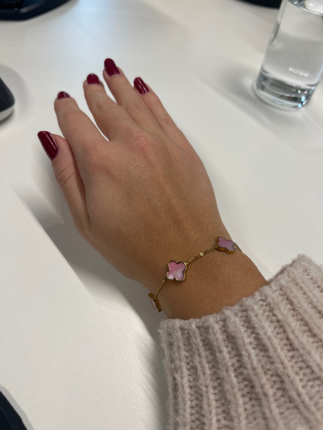 Customer photo review of Rosa Perlmutt Clover Armband | 18K vergoldet